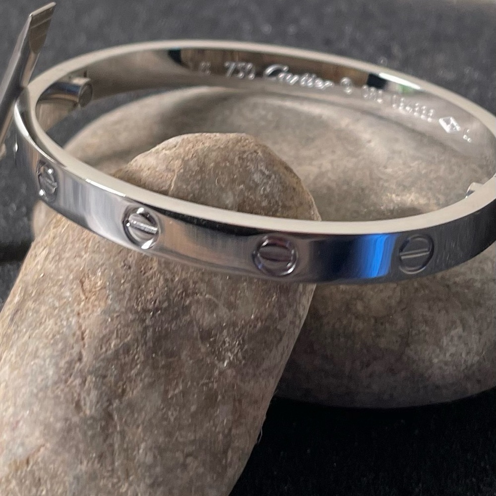 Beautiful stainless steel love bracelet comes with nail. Very high end quality..